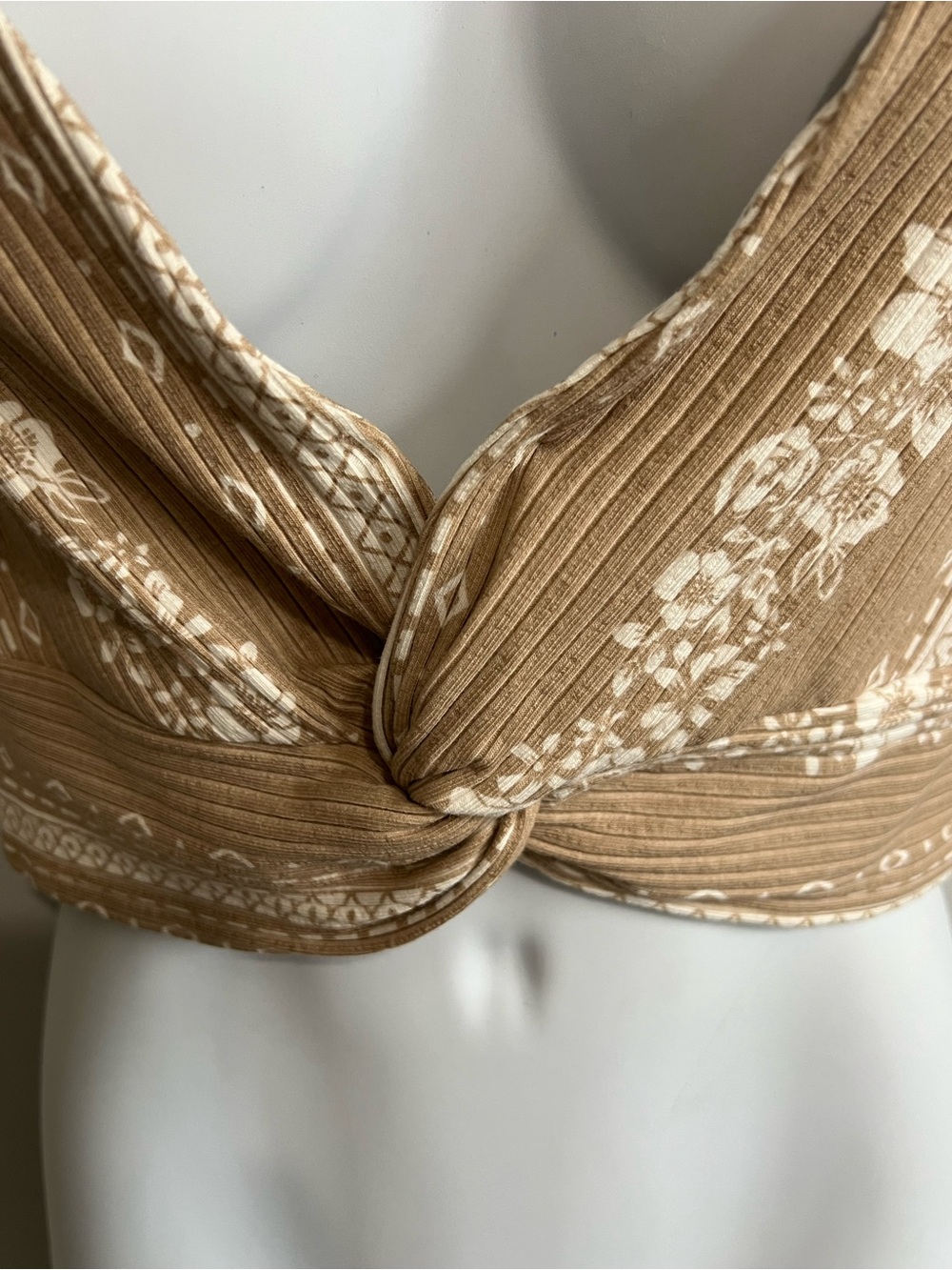 XS/S Light Brown & White Ribbed Floral Crop Top with Short Sleeves & Front Knot - Picture 6 of 7